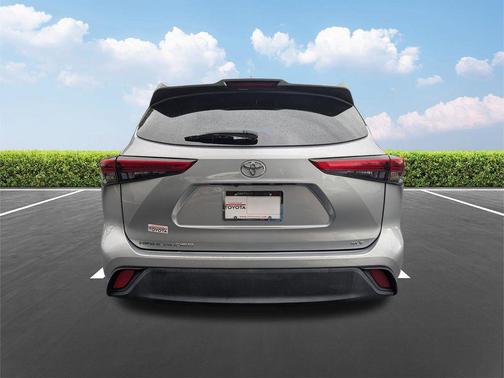 Celestial Silver Metallic 2022 Toyota Highlander XLE