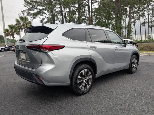 Celestial Silver Metallic 2022 Toyota Highlander XLE