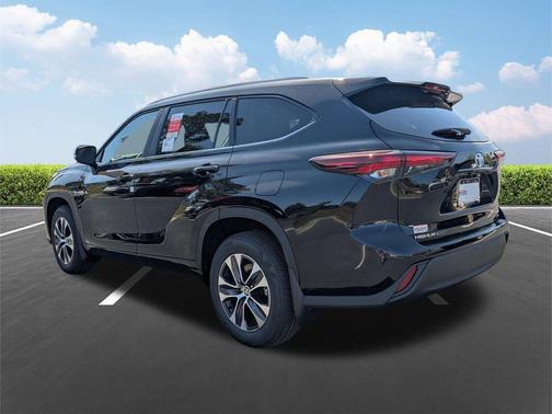 Midnight Black Metallic 2026 Toyota Highlander Hybrid XLE