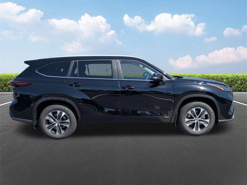 Midnight Black Metallic 2026 Toyota Highlander Hybrid XLE