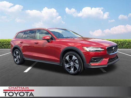 Fusion Red Metallic 2023 Volvo V60 Cross Country B5 Plus