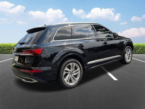 Mythos Black Metallic 2023 Audi Q7 45 Premium Plus
