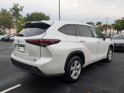 Pearl 2024 Toyota Highlander LE