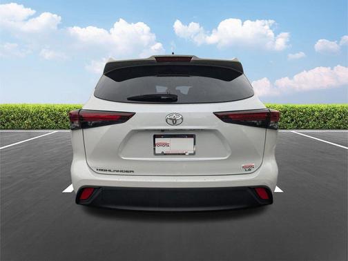 Pearl 2024 Toyota Highlander LE