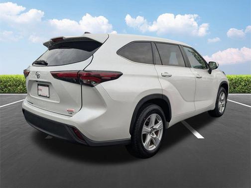 Pearl 2024 Toyota Highlander LE