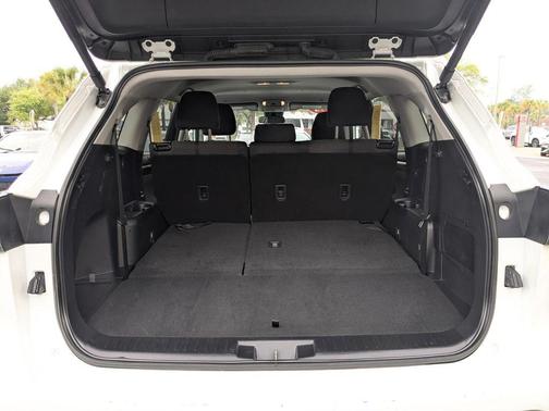 Pearl 2024 Toyota Highlander LE