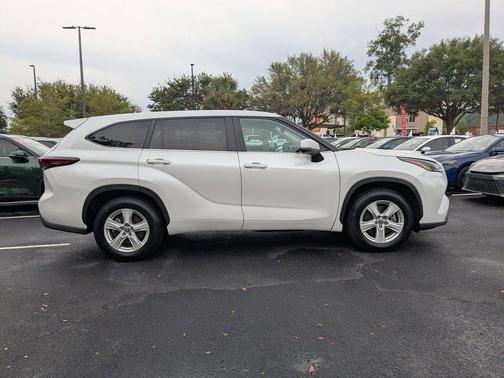 Pearl 2024 Toyota Highlander LE