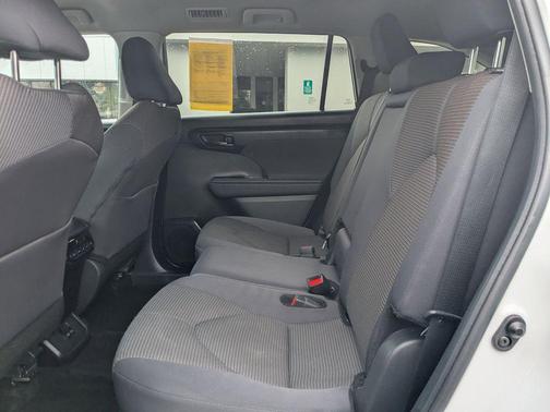 Pearl 2024 Toyota Highlander LE