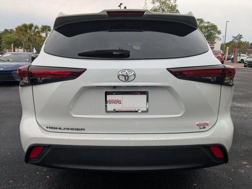 Pearl 2024 Toyota Highlander LE
