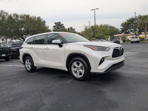 Pearl 2024 Toyota Highlander LE