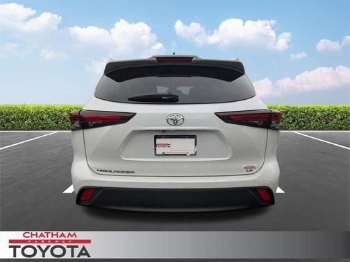 Pearl 2024 Toyota Highlander LE