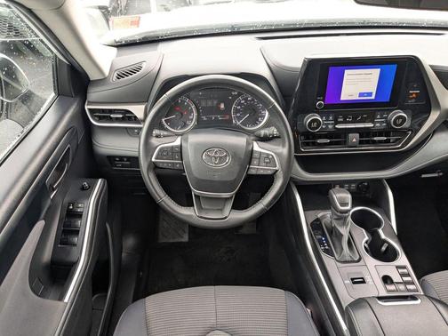 Pearl 2024 Toyota Highlander LE