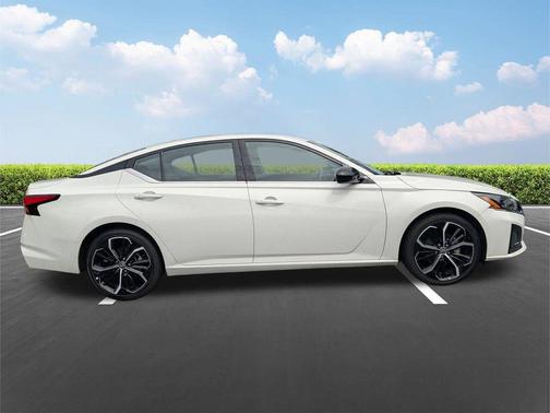 Glacier White 2024 Nissan Altima SR FWD