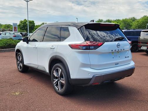 Everest White Pearl/Super Black 2025 Nissan Rogue SL