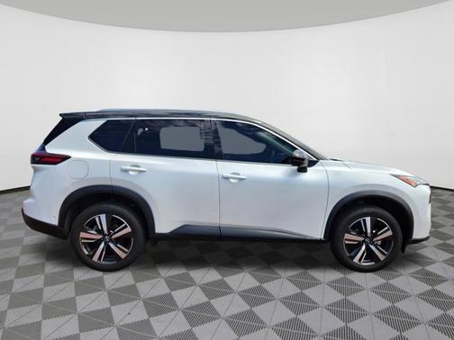 Everest White Pearl/Super Black 2025 Nissan Rogue SL