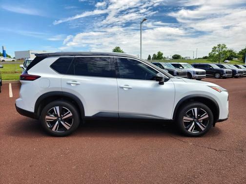 Everest White Pearl/Super Black 2025 Nissan Rogue SL