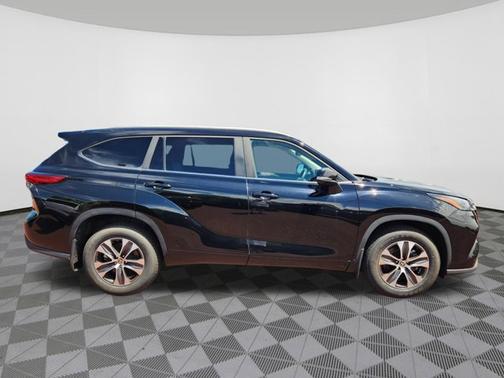 Midnight Black Metallic 2023 Toyota Highlander XLE