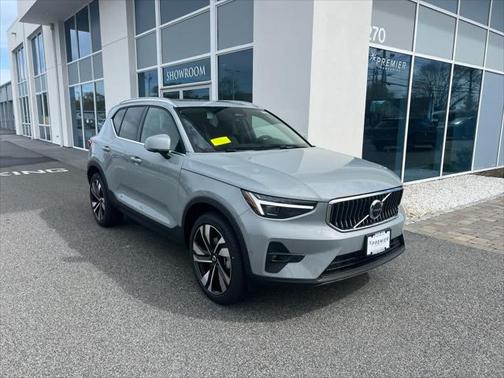 2025 Volvo XC40 B5 Ultra Bright Theme