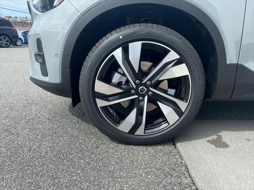 2025 Volvo XC40 B5 Ultra Bright Theme