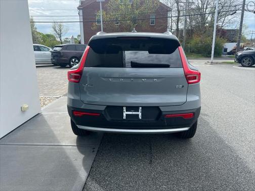2025 Volvo XC40 B5 Ultra Bright Theme