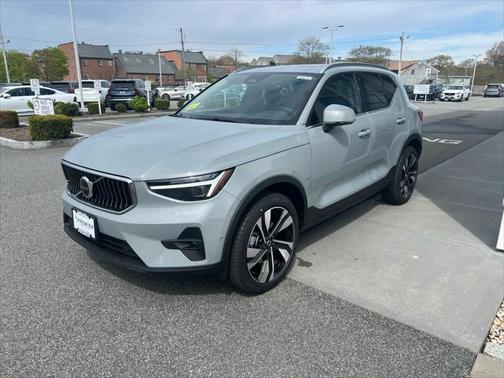 2025 Volvo XC40 B5 Ultra Bright Theme
