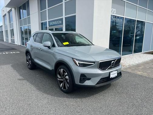 2025 Volvo XC40 B5 Ultra Bright Theme