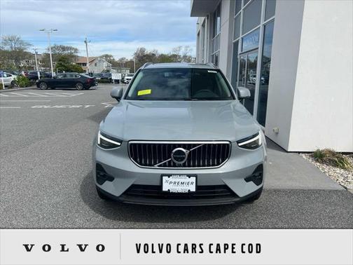 2025 Volvo XC40 B5 Ultra Bright Theme