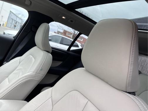 2023 Volvo XC40 B5 Plus Dark Theme