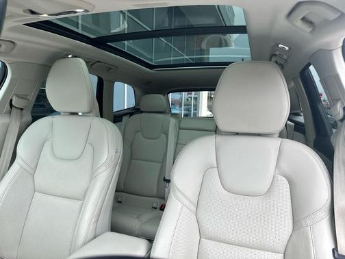 Bright Silver Metallic 2021 Volvo XC60 T6 Inscription
