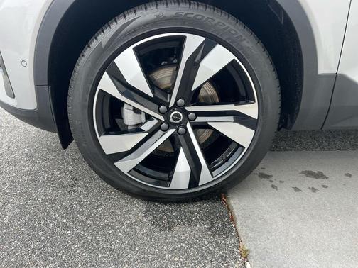 2025 Volvo XC40 B5 Plus Dark Theme