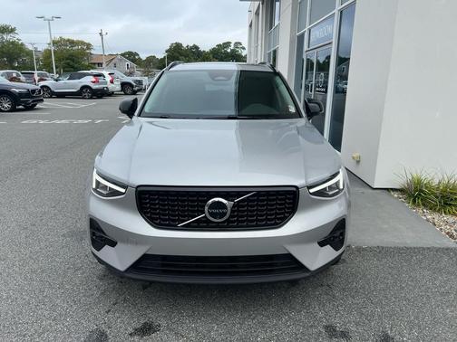 2025 Volvo XC40 B5 Plus Dark Theme