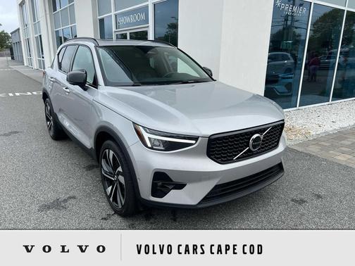 2025 Volvo XC40 B5 Plus Dark Theme