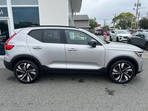 2025 Volvo XC40 B5 Plus Dark Theme