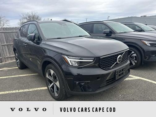 Onyx Black Metallic 2023 Volvo XC40 B5 Plus Dark Theme