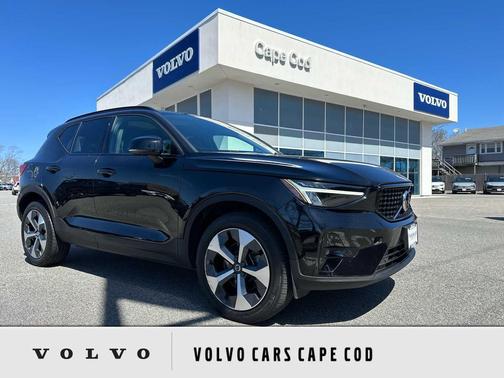 2023 Volvo XC40 B5 Plus Dark Theme