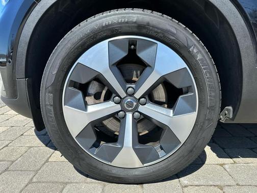 2023 Volvo XC40 B5 Plus Dark Theme