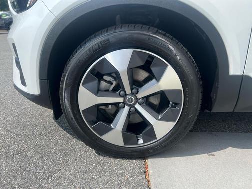 2023 Volvo XC40 B5 Plus Bright Theme