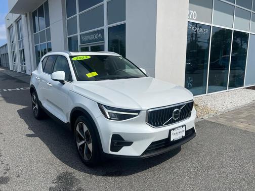2023 Volvo XC40 B5 Plus Bright Theme