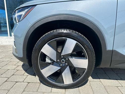 Silver Dawn Metallic 2023 Volvo XC40 Recharge Pure Electric Twin Ultimate