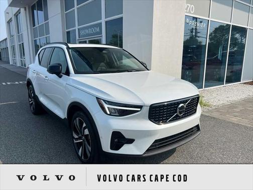 2025 Volvo XC40 B5 Plus Dark Theme