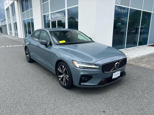 2024 Volvo S60 B5 Core Dark Theme