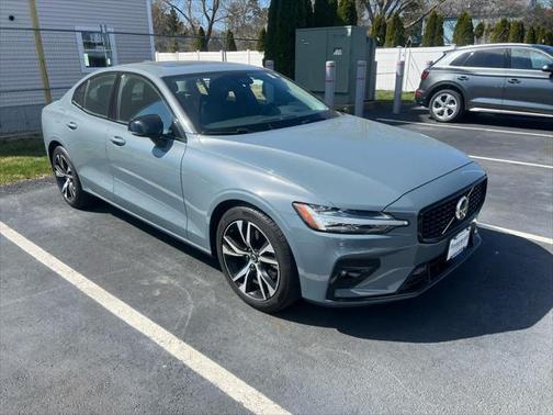 2024 Volvo S60 B5 Core Dark Theme