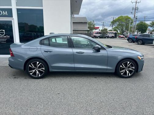2024 Volvo S60 B5 Core Dark Theme