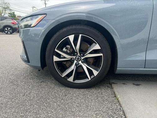 2024 Volvo S60 B5 Core Dark Theme