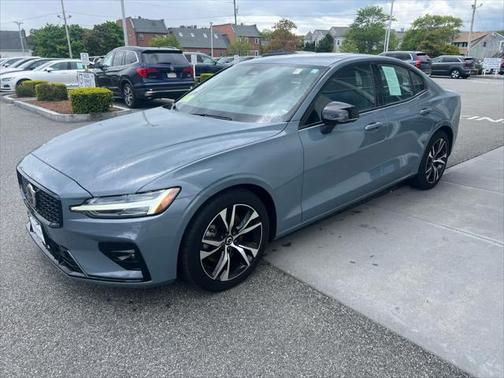 2024 Volvo S60 B5 Core Dark Theme