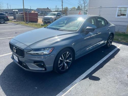 2024 Volvo S60 B5 Core Dark Theme