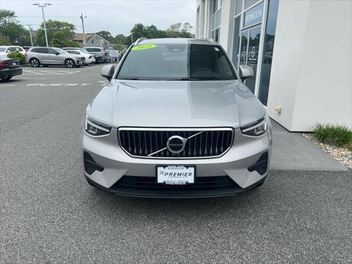 2025 Volvo XC40 B5 Core Bright Theme