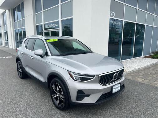 2025 Volvo XC40 B5 Core Bright Theme