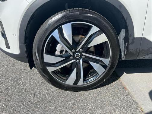 2025 Volvo XC40 B5 Plus Dark Theme