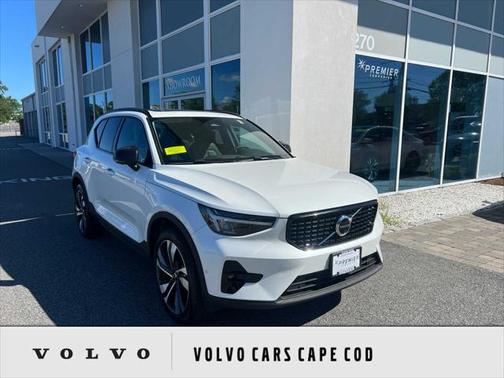 2025 Volvo XC40 B5 Plus Dark Theme